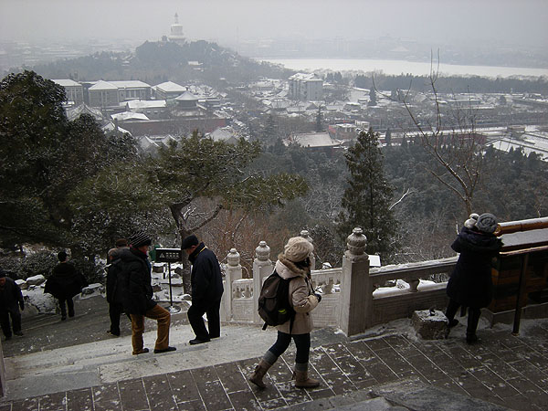 100102北京景山公園を登る観光客