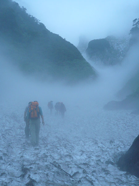 100801一ノ倉沢の雪渓を歩く