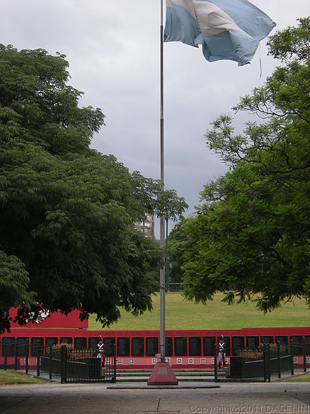 110108ブエノスアイレス・サンマルティン広場マルビナス紛争記念碑