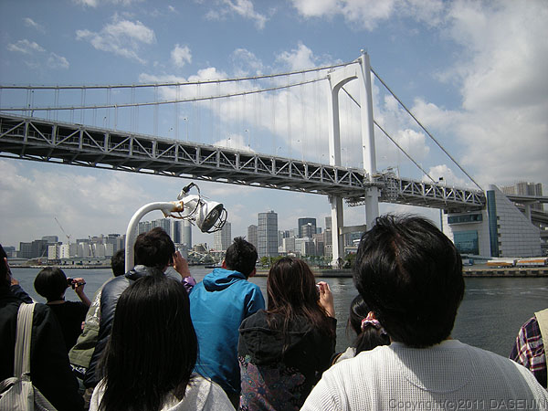 110429おがさわら丸レインボーブリッジをくぐる