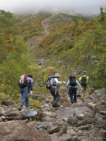 111002早池峰山・河原坊から紅葉の中を直登