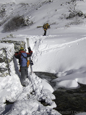 111126立山スキー・称名川を渡る