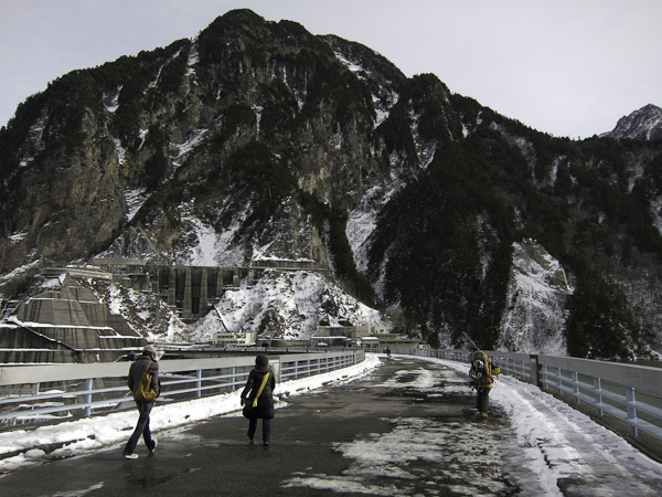 111127立山スキー・黒部ダムの雪は融けている