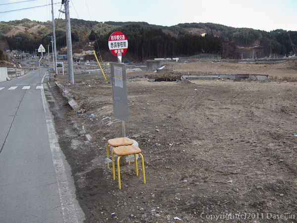 120210遠野ボランティア・赤浜学校バス停