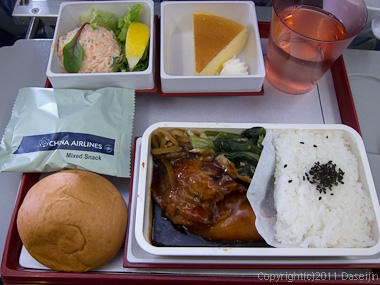 120309チャイナエアライン・機内食は鳥の照り焼き?