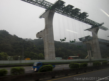 120309台湾・桃園国際空港から台北市内へ向かう高速道路