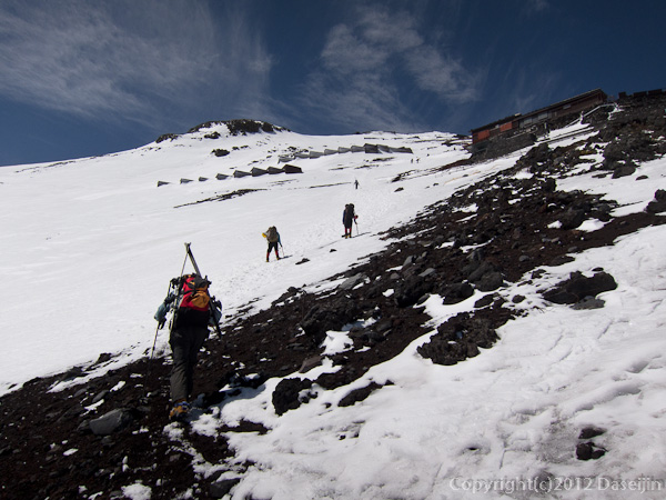 120526富士山・2700mあたりからアイゼンをつけて歩く