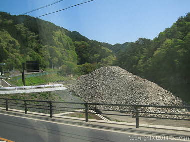 120513ボランティア・釜石市の瓦礫の山
