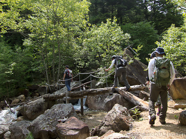 120623瑞牆山・不動沢を渡る