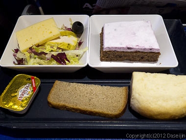 120803アイスランド、グリーンランドの旅・コペンハーゲンに向かう機内、夕食その2